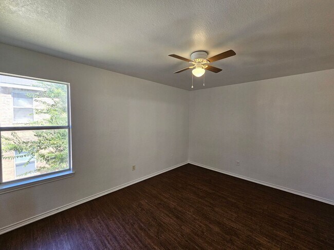 Building Photo - 3407 Toledo Dr