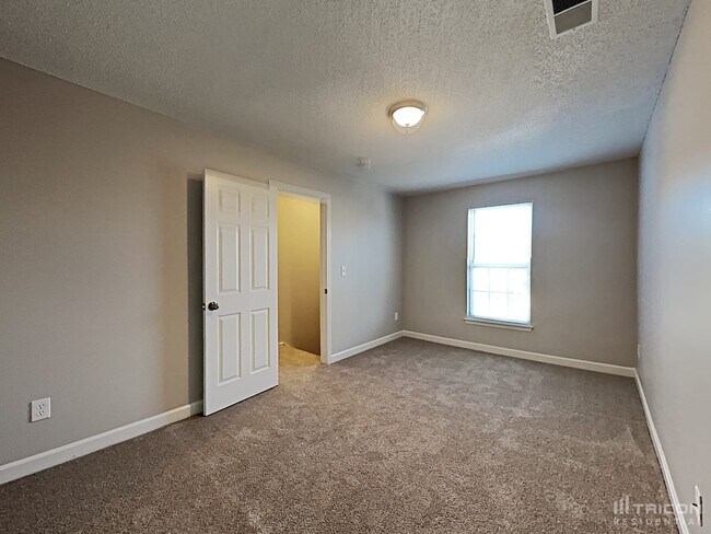 Building Photo - 2608 Misty Cove Pl NE