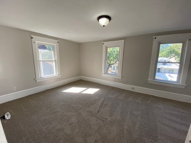 Building Photo - Charming 3BR with Main-Level Suite, Garage...