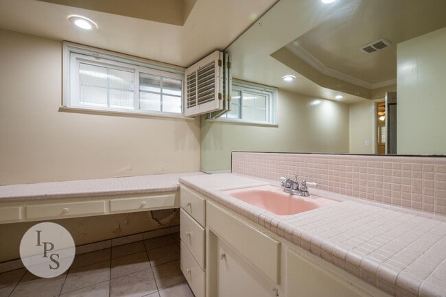 Building Photo - Fig Garden area Large Home, 4BR/3BA, Pool - Lots of Amenities!