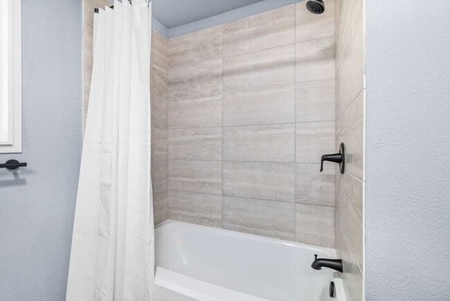 Building Photo - Large Remodeled 2bd, 1ba Condo Available in Totem Lake!