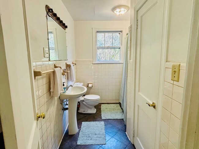 Building Photo - Charming Three Bedroom Two Bath Home on James Island, SC