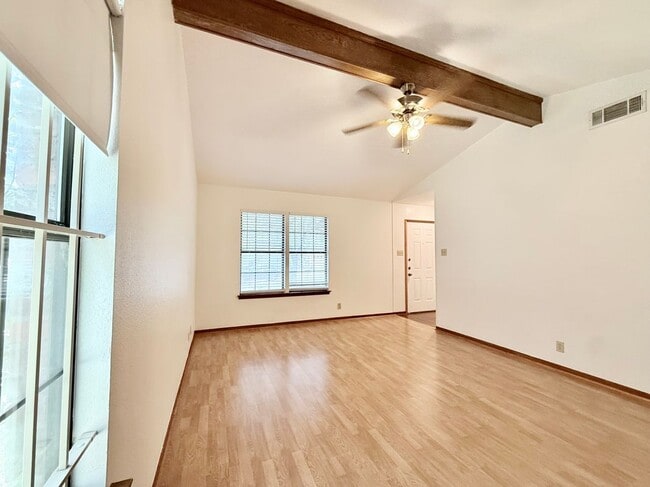 Building Photo - 3900 Knollwood Dr