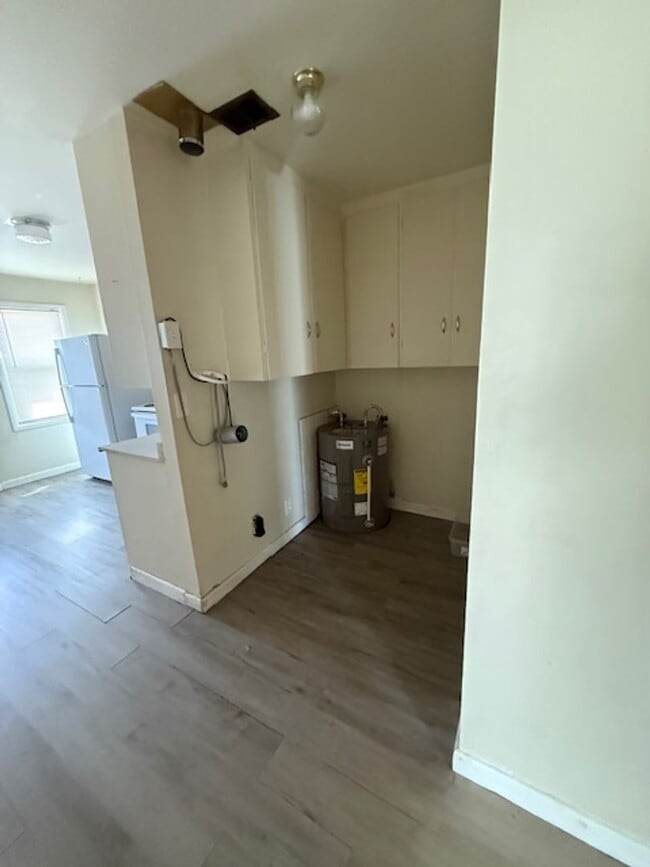 Building Photo - 2 Bedroom, 1 bath Duplex