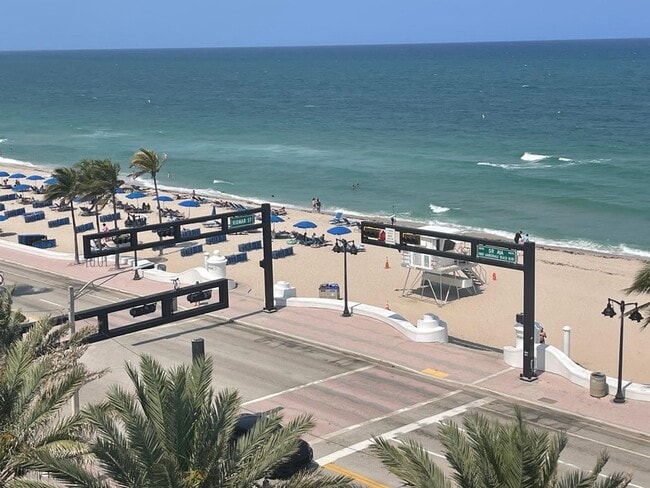 Building Photo - 3000 Riomar St