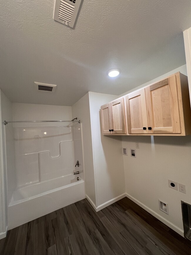Building Photo - 209 Millersburg St