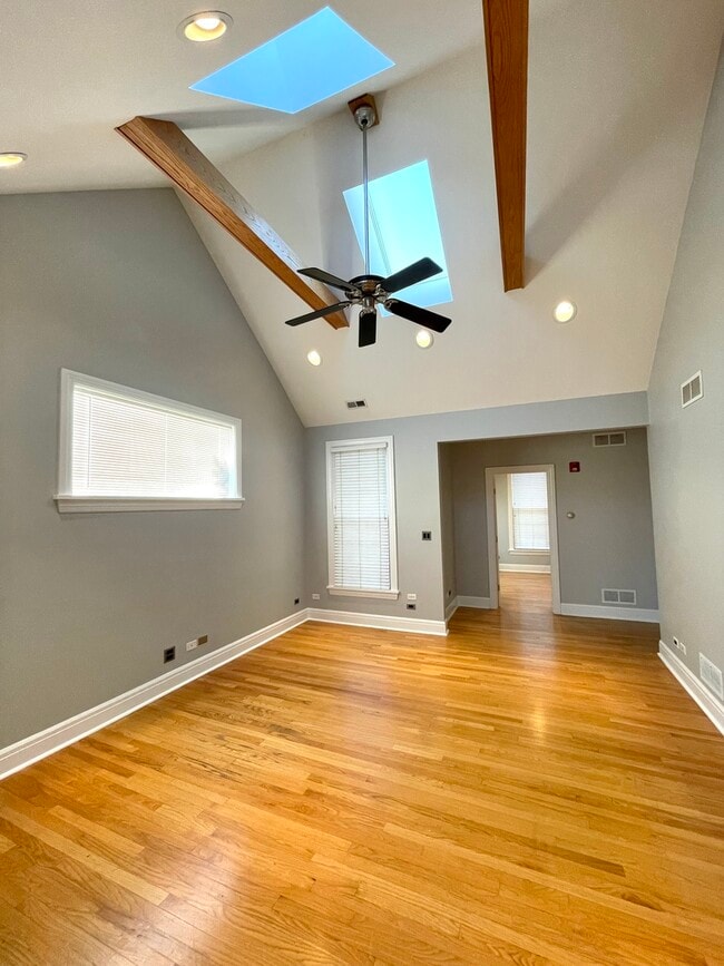 Building Photo - 943 Maple Ave