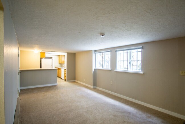 Building Photo - Great NW Location: Spacious 1 Bedroom Ready Now!