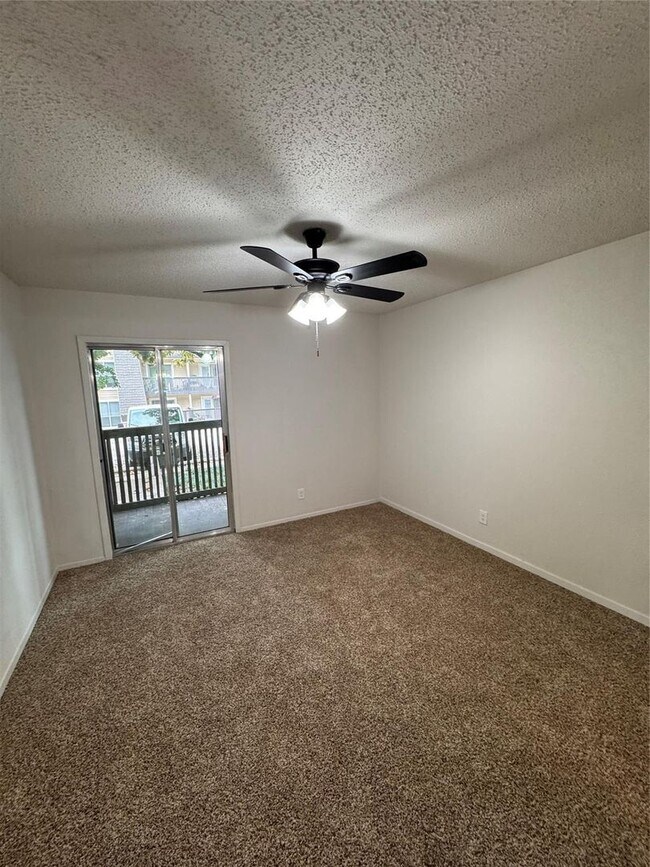 Building Photo - Great Oak Lawn Location!