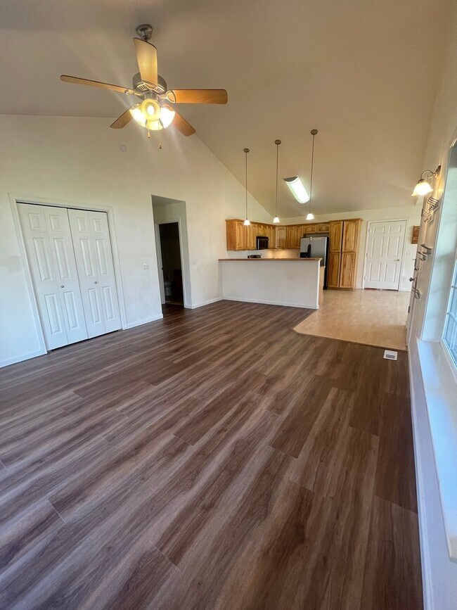 Building Photo - Ranch style 3bedroom/2 bathroom with an Ov...