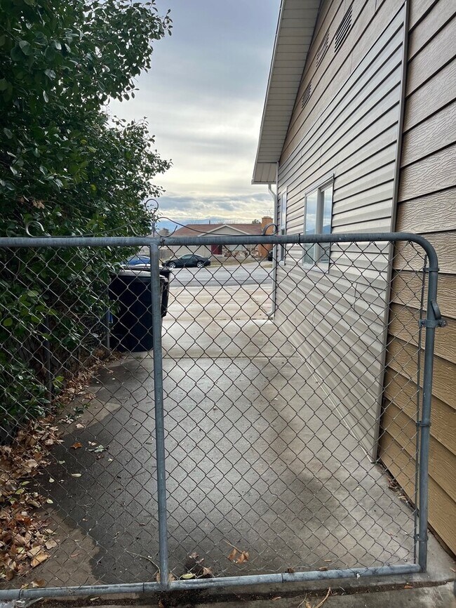 Building Photo - Remodeled Taylorsville 5 Bedroom!