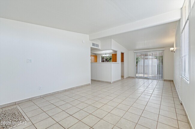 Building Photo - 104 N Douglas Ave