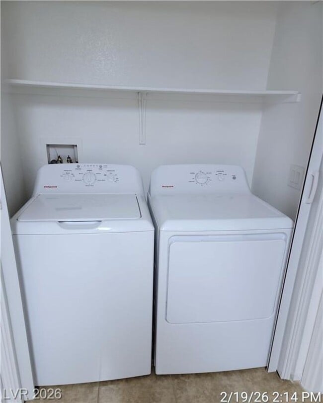 Building Photo - Inviting First-Floor Corner Condo with Modern Finishes & Poolside Location!