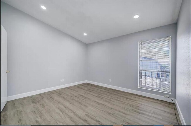 Building Photo - 9550 Deering Dr
