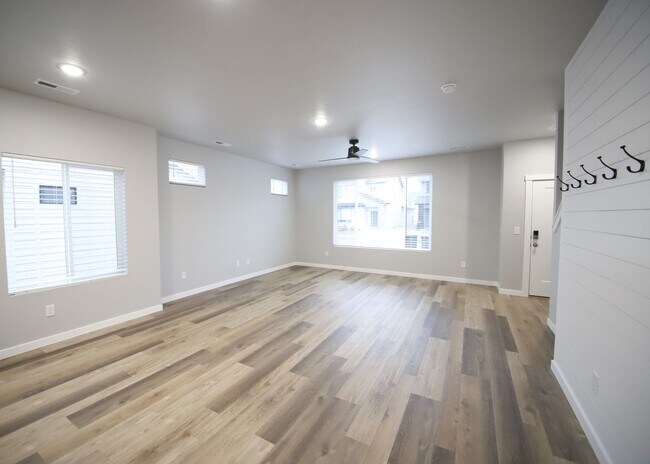 Building Photo - Baraya Townhomes: Modern Townhomes for Rent in Meridian, ID