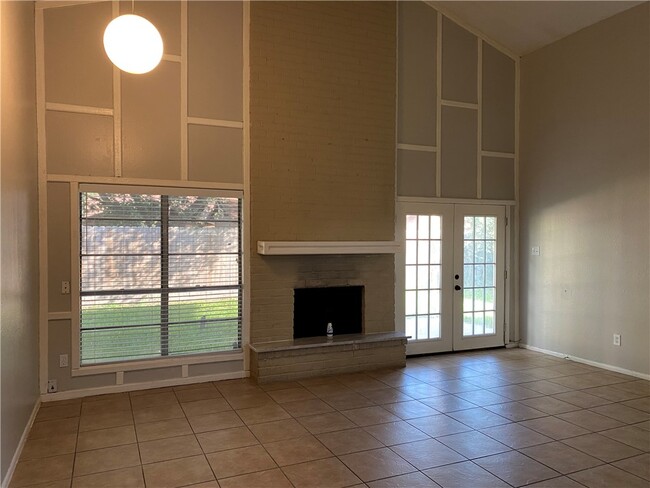 Building Photo - 1622 Memorial Pkwy