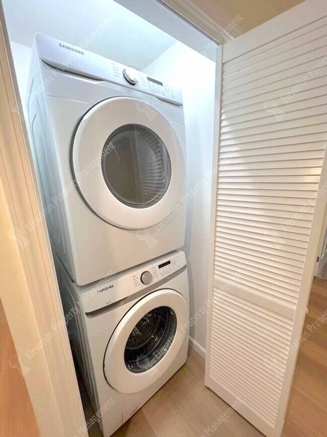 Building Photo - Updated 3 BR + home office w/ large yard in quiet cul-de-sac