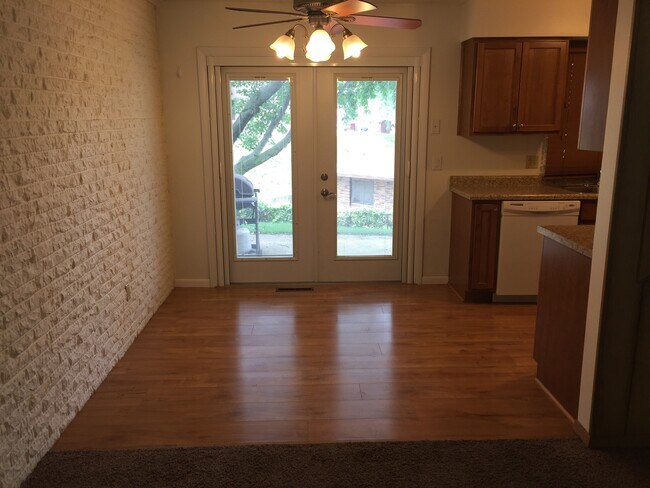 Building Photo - Gorgeous 2 Bedroom, 1.25 Bath Townhouse near UIHC