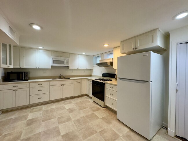 Building Photo - Charming 3 Bedroom/1.5 Bathroom in Yale Heights, MD!