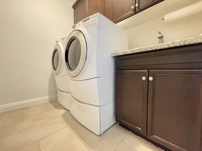 Washer/Dryer - 73670 Kandinsky Way