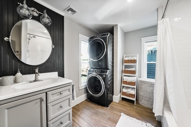 Building Photo - 814 Main St