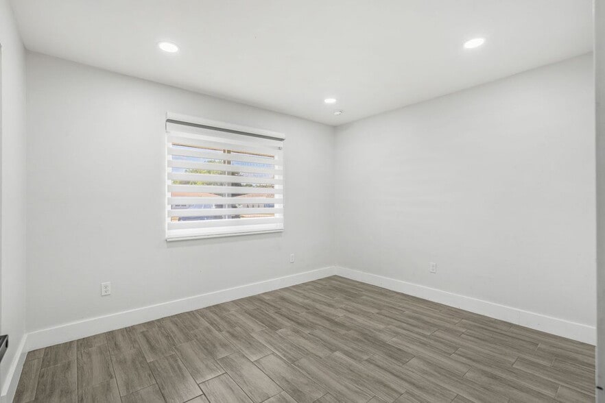 Building Photo - 1310 Mariposa Dr NE