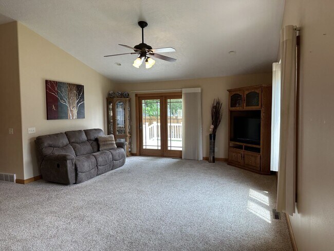 Building Photo - Spacious 3 Bed / 3 Bath Duplex in Sanborn, IA