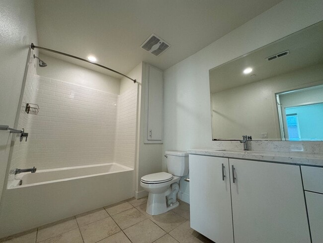 Building Photo - Stunning 2Bd/2Ba Condo in Heart of Irvine! **$500 Off First Months Rent!**