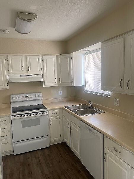 Stove and sink - 605 W 15th St