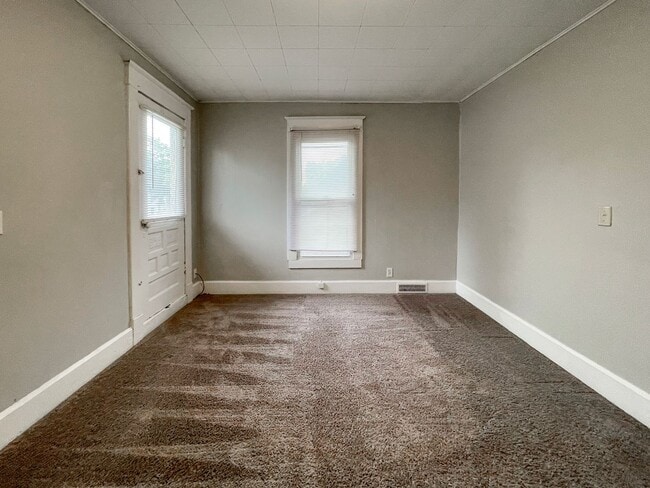 Building Photo - PRELEASING for AUGUST! Close to Campus: Dishwasher and Washer/Dryer Included