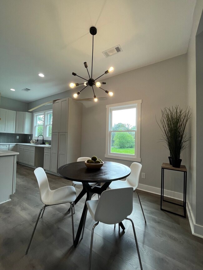 Building Photo - 842 White St SW