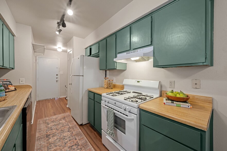 Building Photo - 703 Country Aire Dr