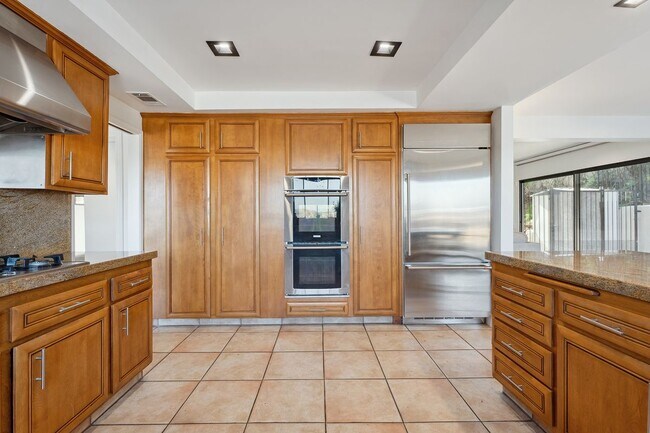 Building Photo - 4372 Park Vicente