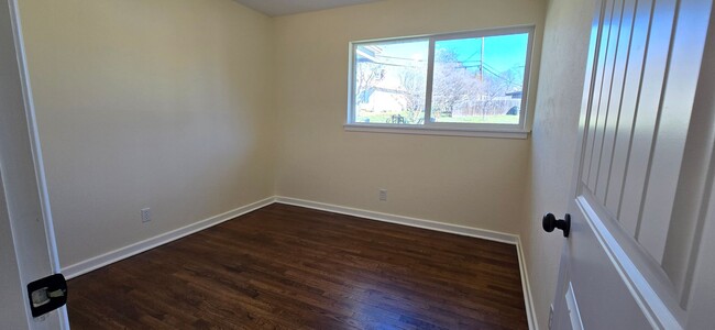 Building Photo - Sun filled Sunset Heights 3 Bed!