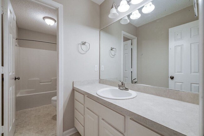 Building Photo - Beautiful Custom Home on Golf Course