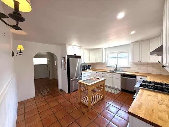 Building Photo - Charming Monterey Home in Quiet Neighborho...