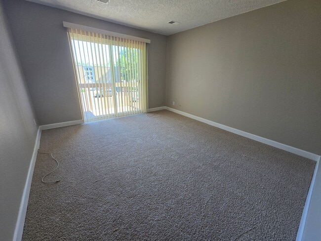 Building Photo - Sunny and Fresh One Bedroom Condo Available For Rent in Louisville!