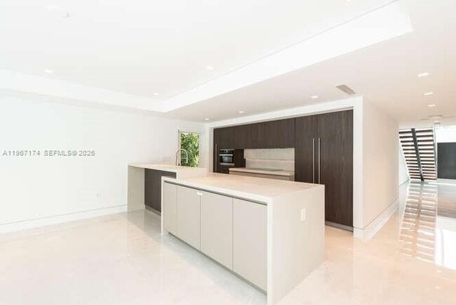 Building Photo - 1325 Bay Dr