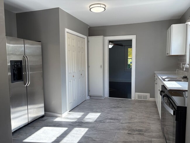 Building Photo - 4 Bedroom, 1 Bathroom House in Walkertown!