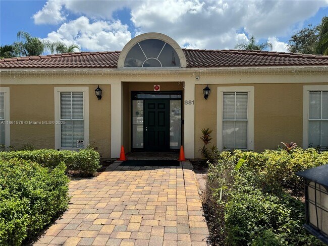 Building Photo - 977 Riverside Dr