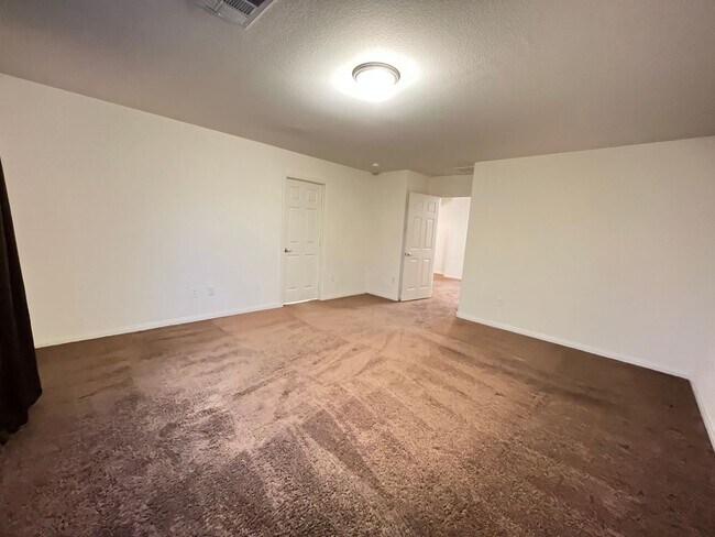 Building Photo - Desirable 4 Bedroom 2.5. Bathroom home in ...