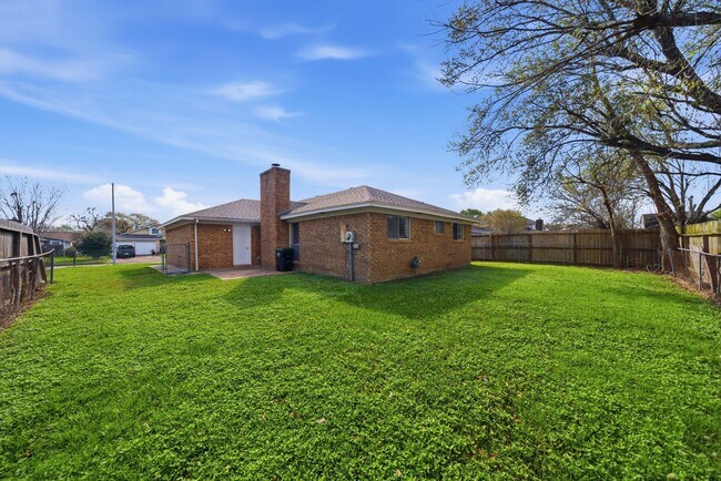 Building Photo - 4506 Jamaica Ln