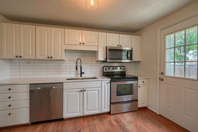 Building Photo - 651 Dovalon Pl