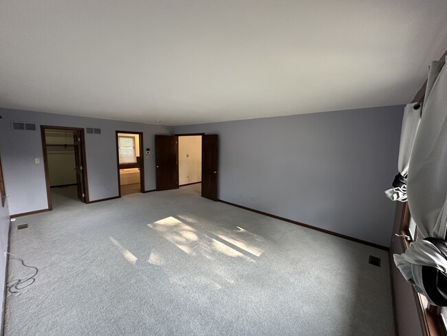 Building Photo - 1055 Knollwood Ln