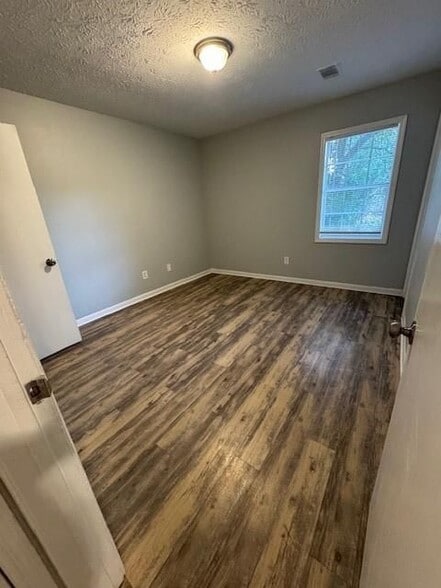 Building Photo - 8327 Glenwoods Terrace