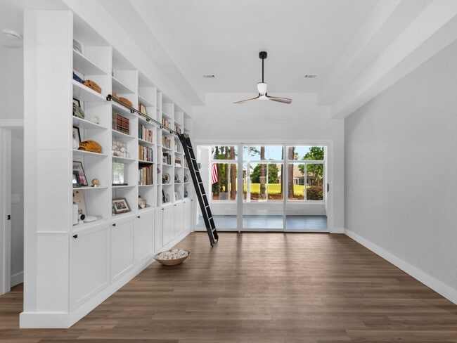Building Photo - Stunning Furnished 3-Bedroom Golf Course H...