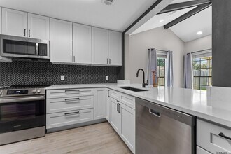 Building Photo - 15613 Shenandoah Square Ave.