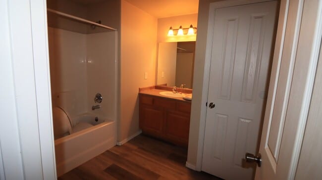 Building Photo - *MOVE IN SPECIAL*  3 Bedroom 2 Bath Single...