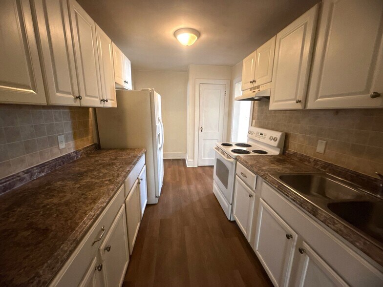 Kitchen - 521 Edwards St