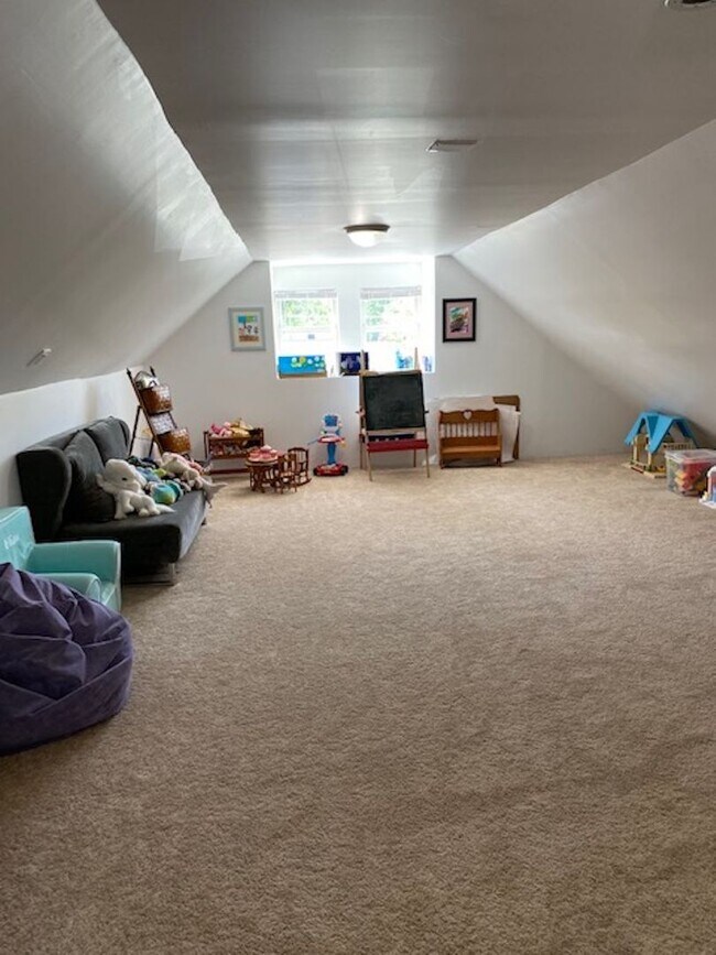 Building Photo - Three Bedroom 3.5 baths Townhouse for Rent...